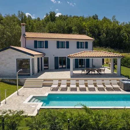 Luxury Edoardo With Pool In Visinada Vižinada