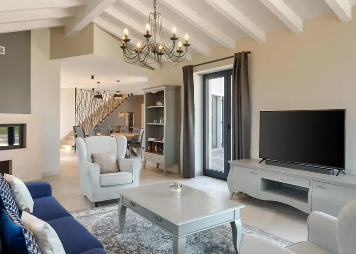 Luxury Edoardo With Pool In Visinada Vižinada