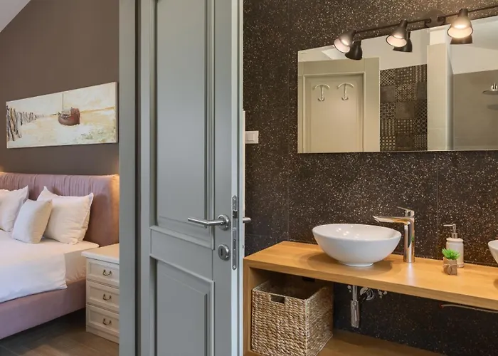 Luxury Edoardo With Pool In Visinada Vižinada