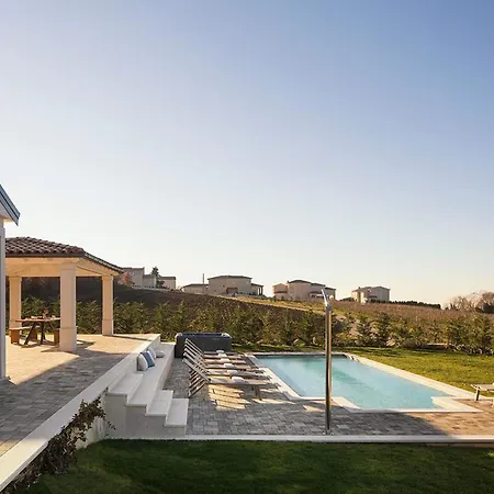 Luxury Edoardo With Pool In Visinada Villa