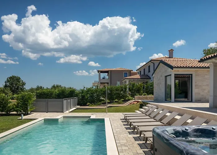 Luxury Edoardo With Pool In Visinada * 비지나다